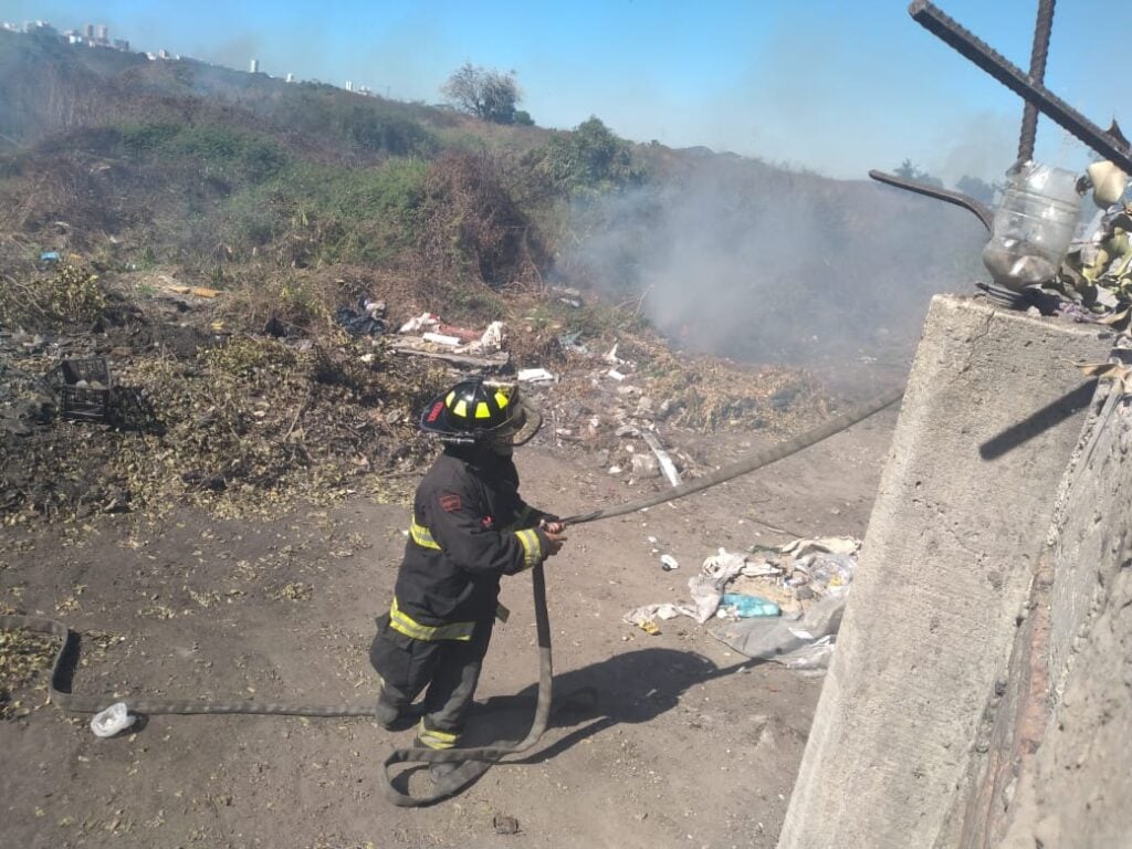 Incendio en lote baldío