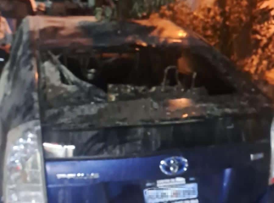 Automóvil tras incendiarse