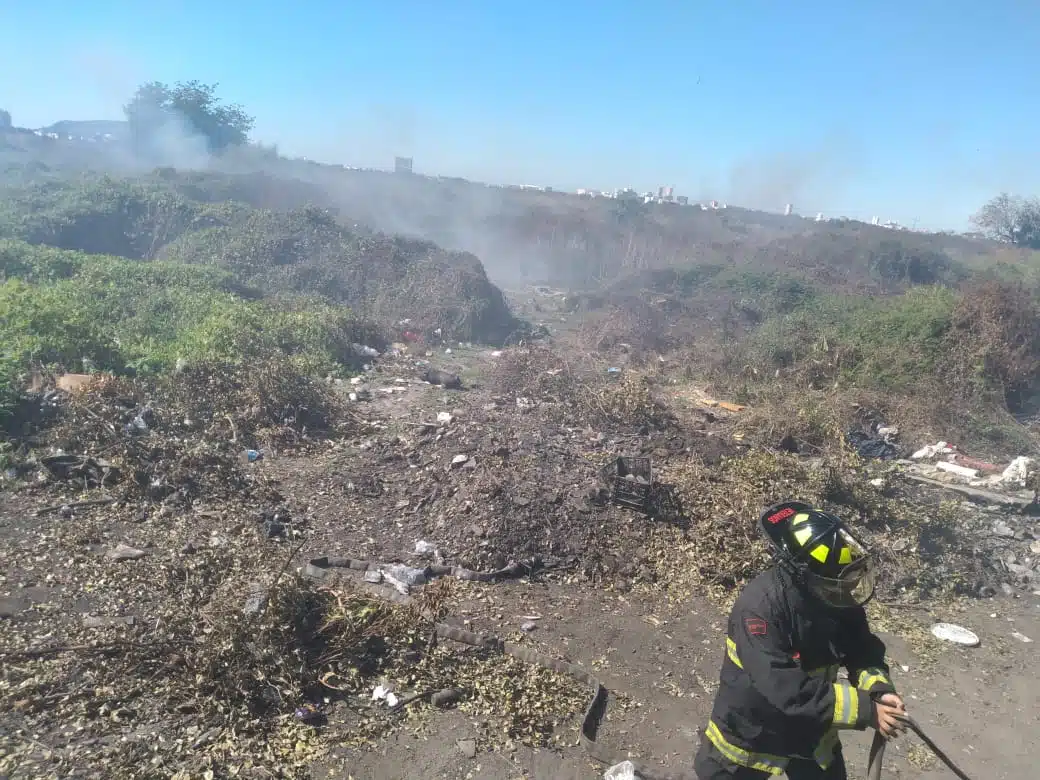 Incendio en lote baldío