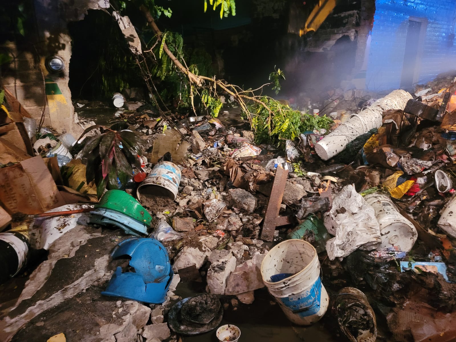 Restos de la casa habitación tras incendio