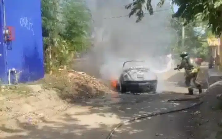 auto incendiándose