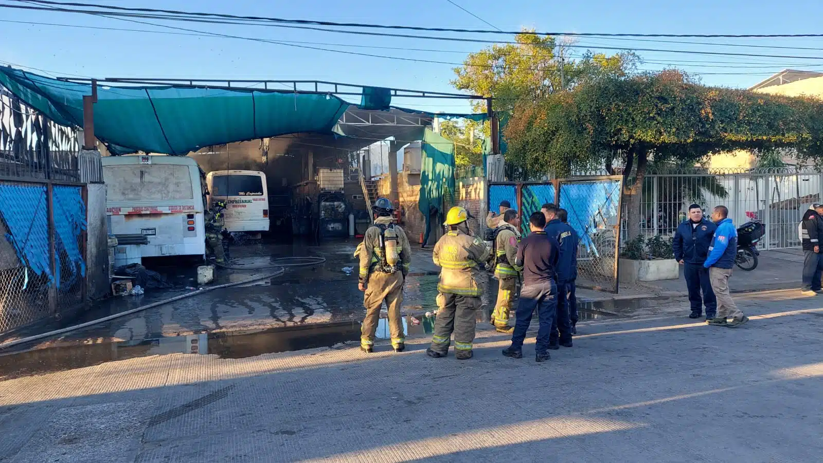 Personal de bomberos de Los Mochis en incendio de un taller en Los Mochis