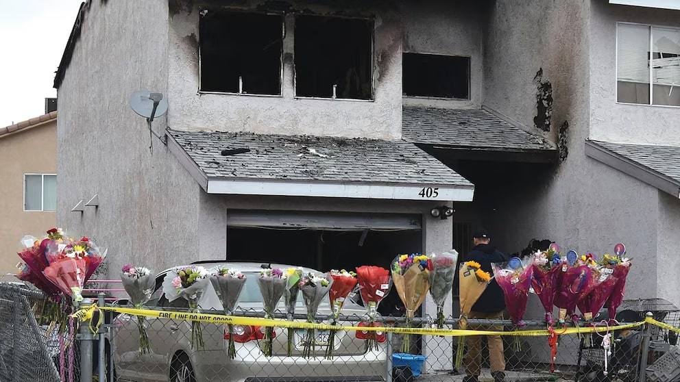 Monumento improvisado tras incendio en Arizona