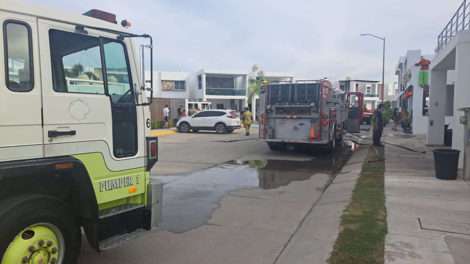 Bomberos de Mazatlán acuden para apagar el siniestro