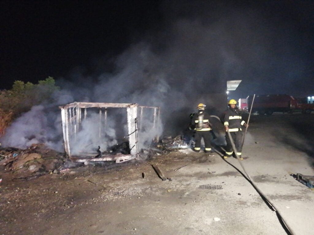 Bomberos Veteranos Mazatlán logran apagar fuego en camioneta de una persona que servía como dormitorio.