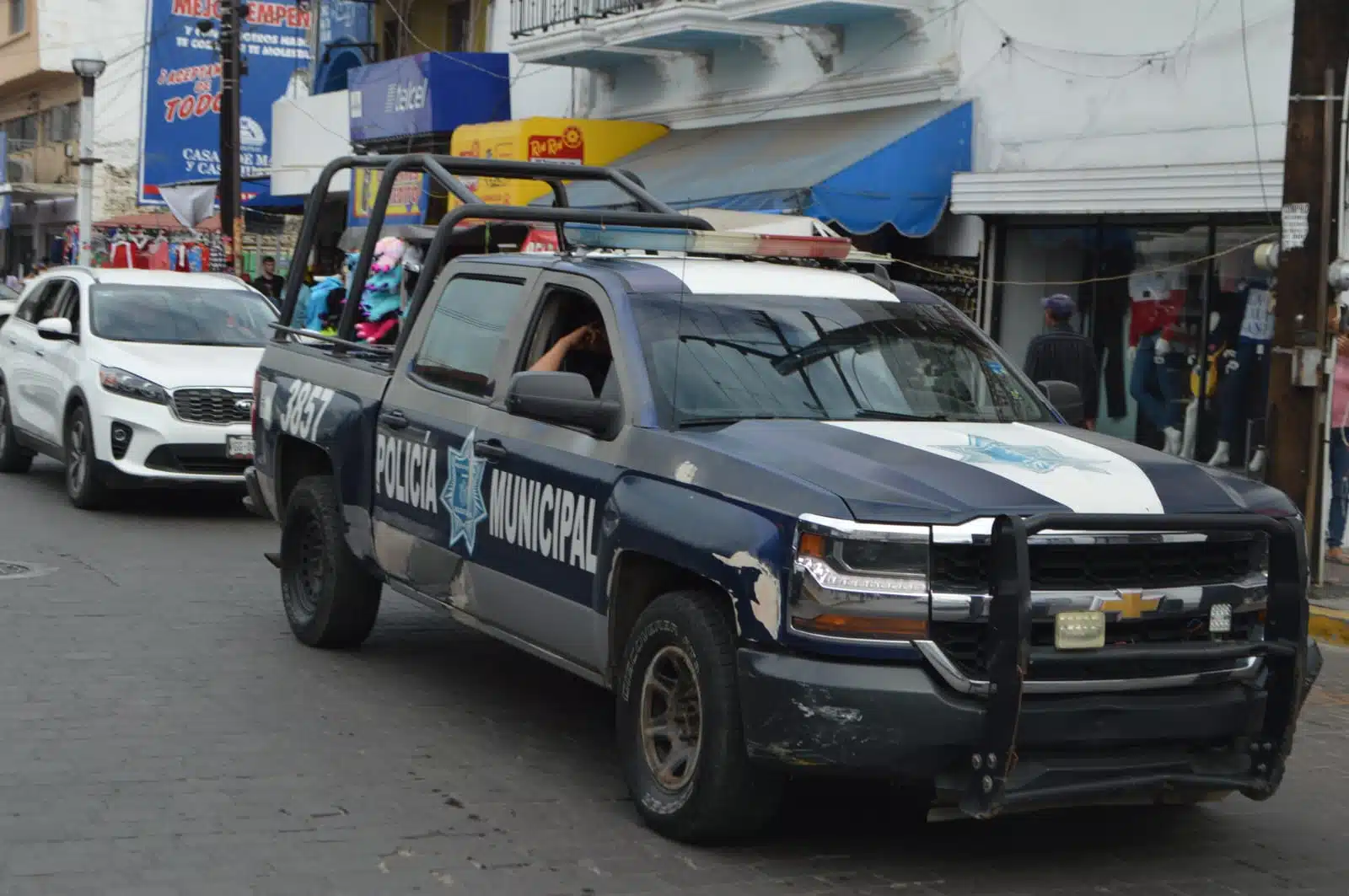 Camioneta de la Policía Municipal en calles de Mazatlán