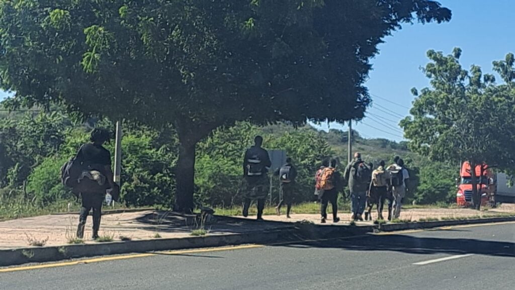 Autobús de pasajeras transportaba a migrantes de distintos países