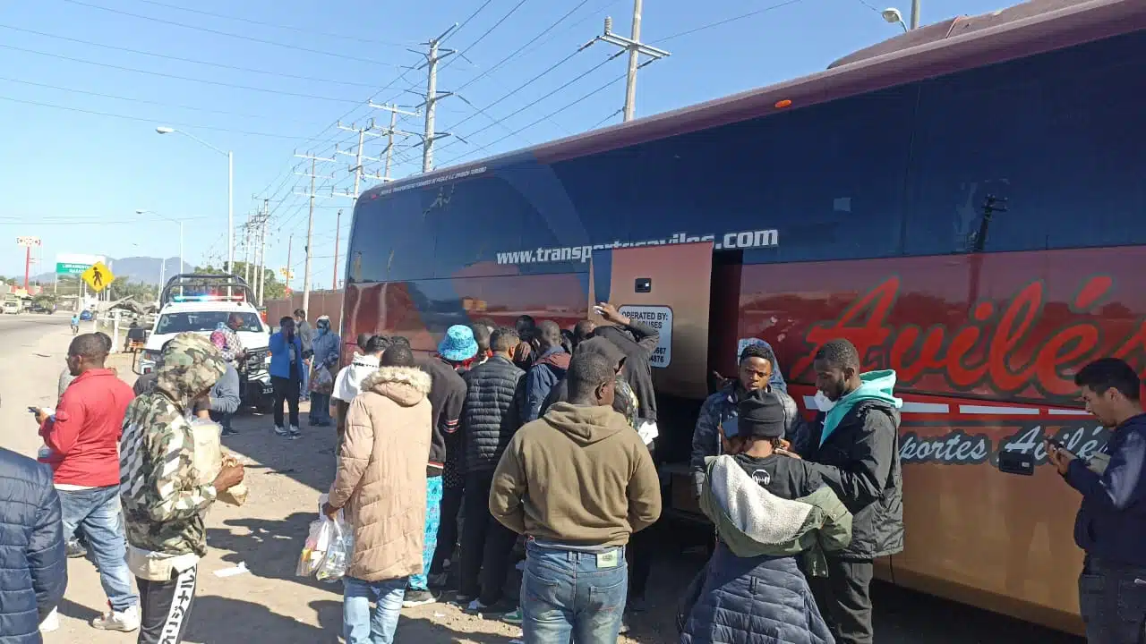 Indocumentados eran transportados por dos autobuses