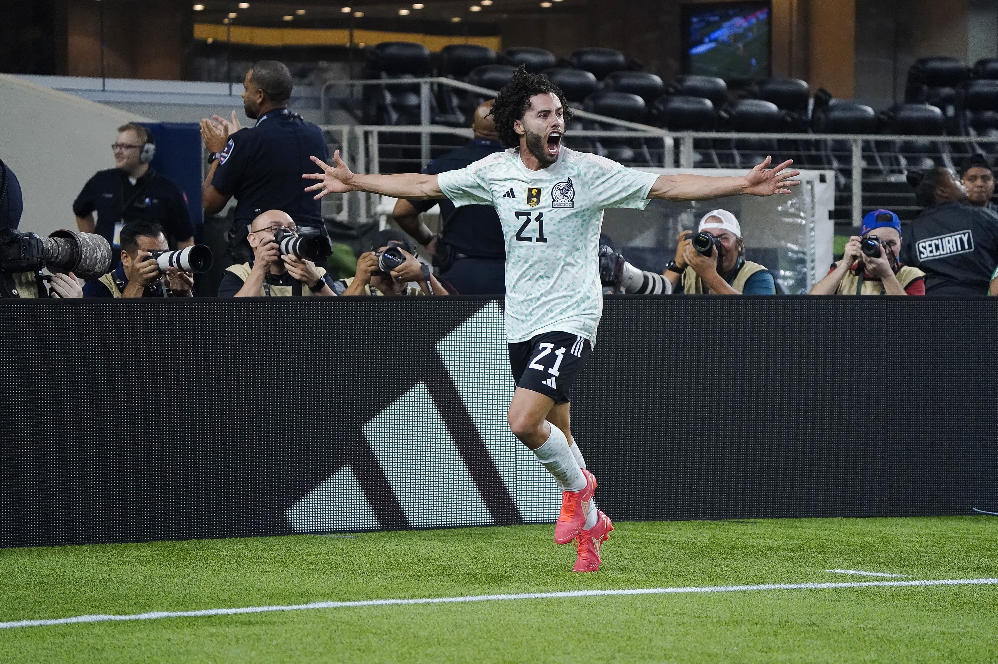 jugador de la seleccion mexicana celebrando un gol