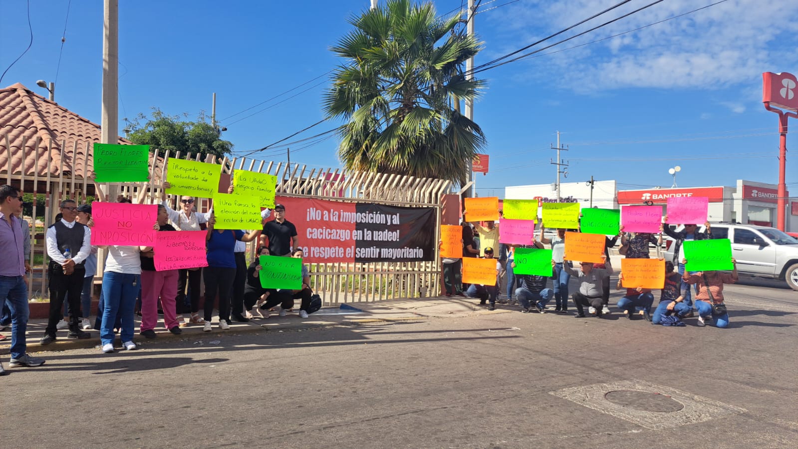 Protesta de trabajadores de la universidad