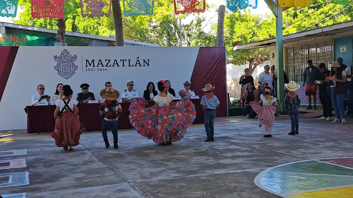 Danza Folclórica de estudiantes de primaria