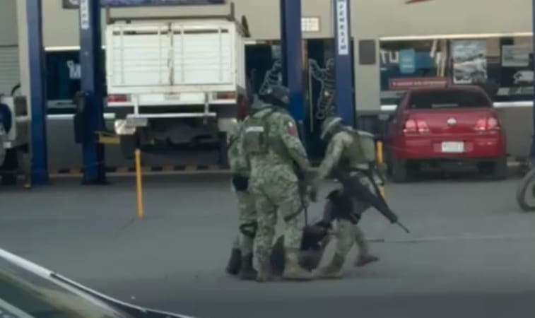 Marinos agrediendo a civil