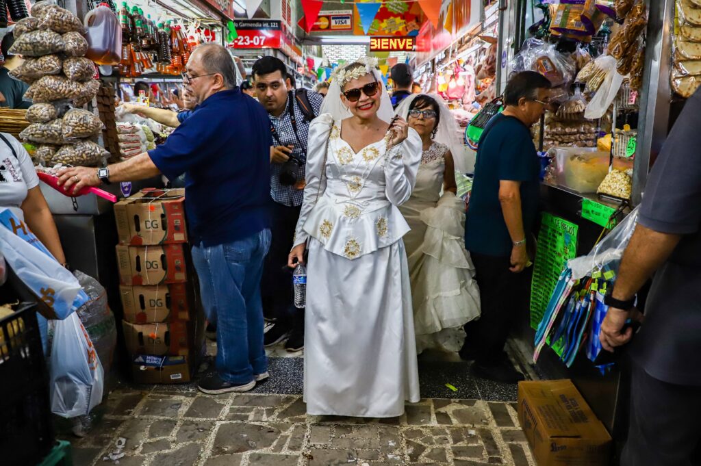 Mujeres vestidas de novias recorrieron las principales calles del Centro de Culiacán