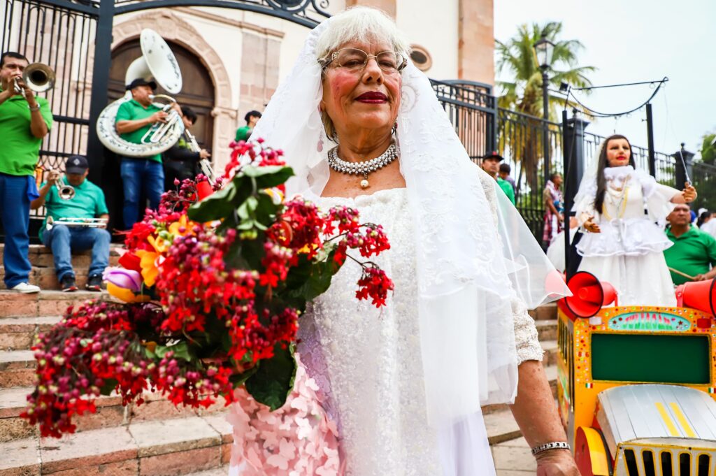 Mujeres vestidas de novias recorrieron las principales calles del Centro de Culiacán