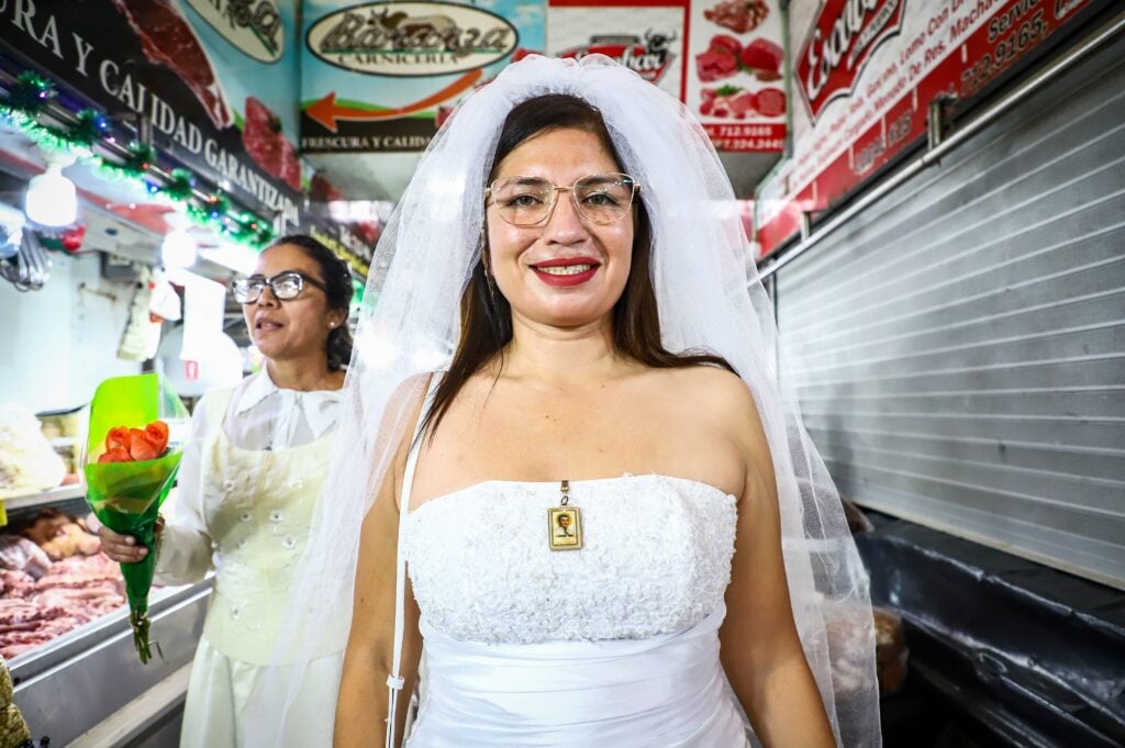 Mujeres vestidas de novias recorrieron las principales calles del Centro de Culiacán