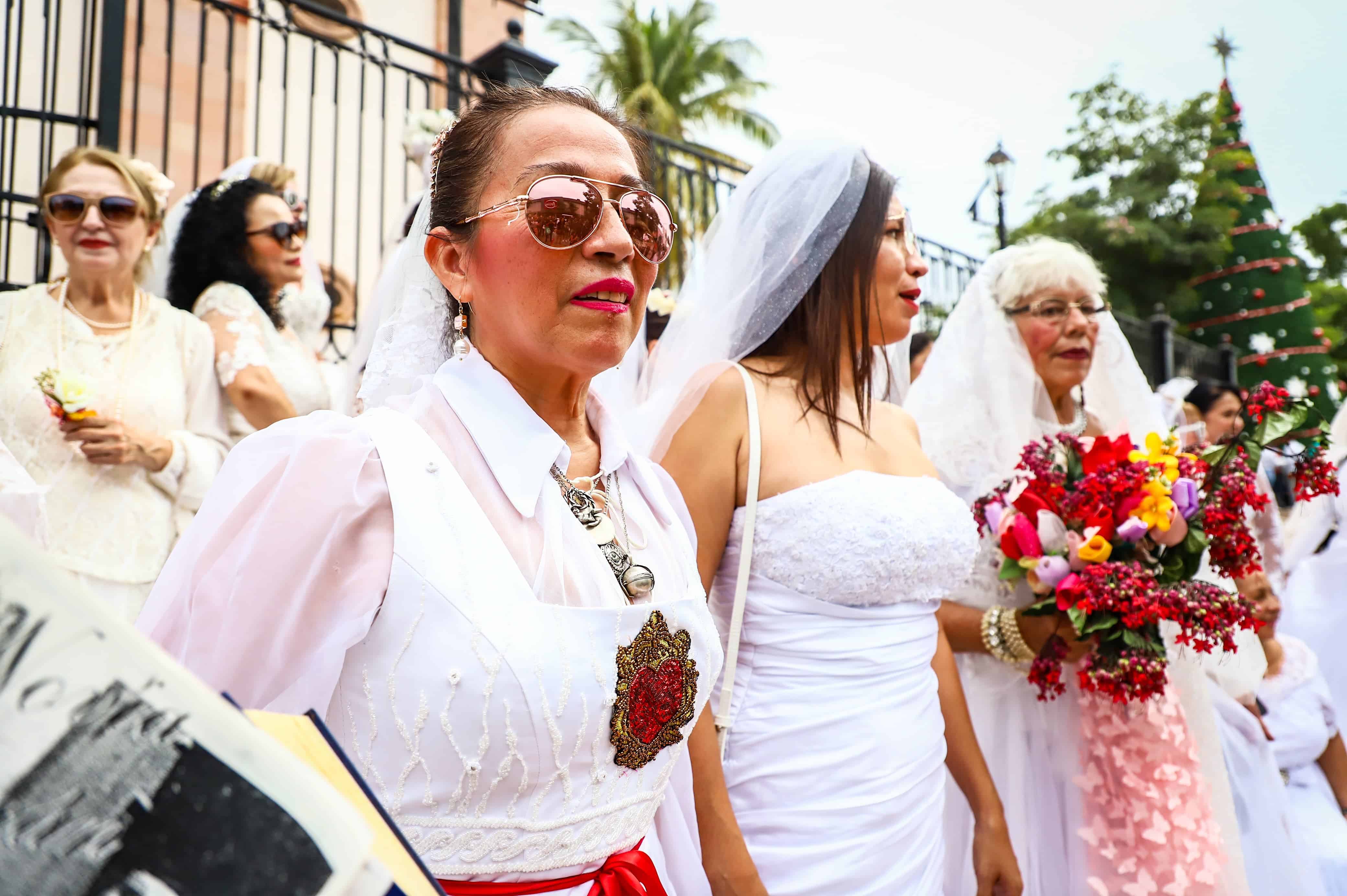 Mujeres vestidas de novias recorrieron las principales calles del Centro de Culiacán