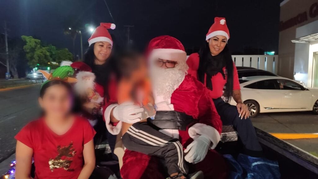 Santa Claus visita a niños en hospitales de Mazatlán.