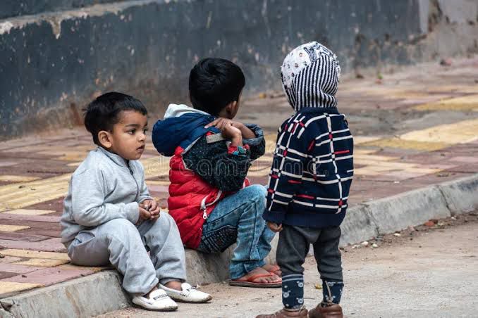 Niños abrigados en invierno
