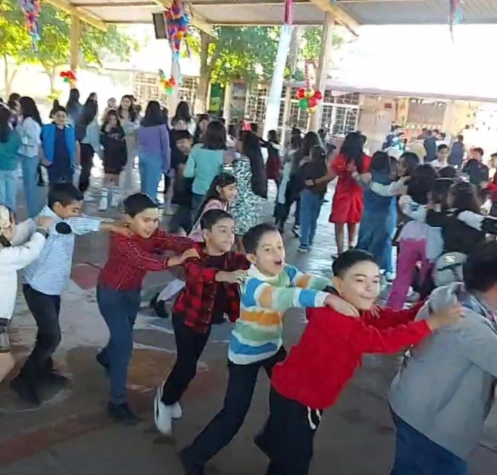 niños jugando en una fiesta