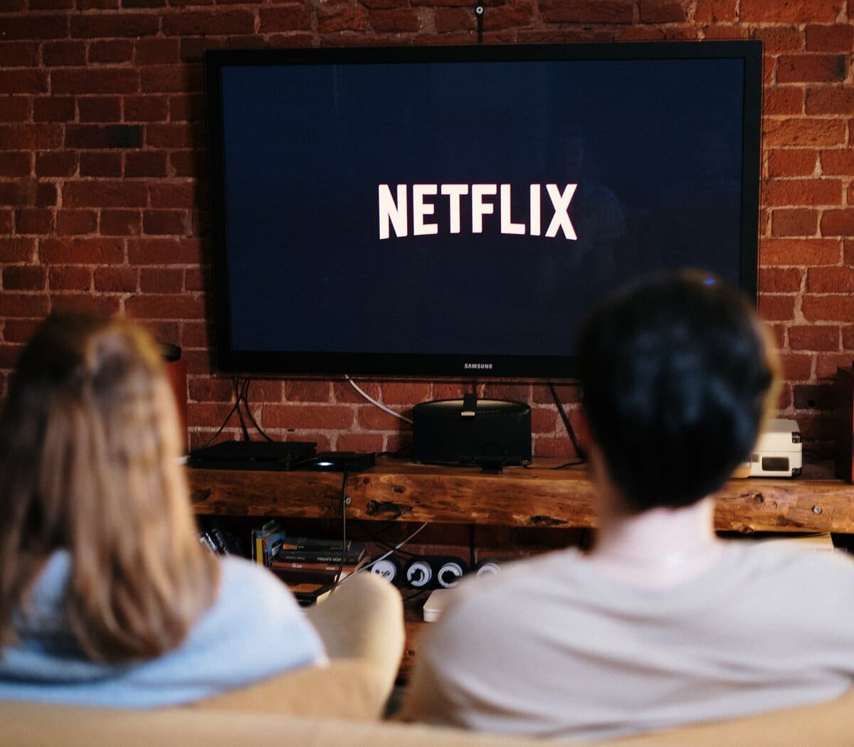 Dos personas viendo Netflix desde un televisor