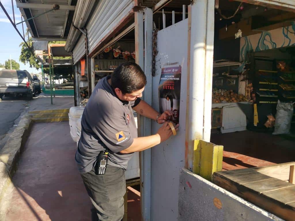 Personal e Protección Civil colocando anuncio para concientizar sobre la pirotecnia