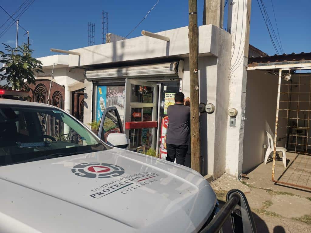 Personal e Protección Civil colocando anuncio para concientizar sobre la pirotecnia