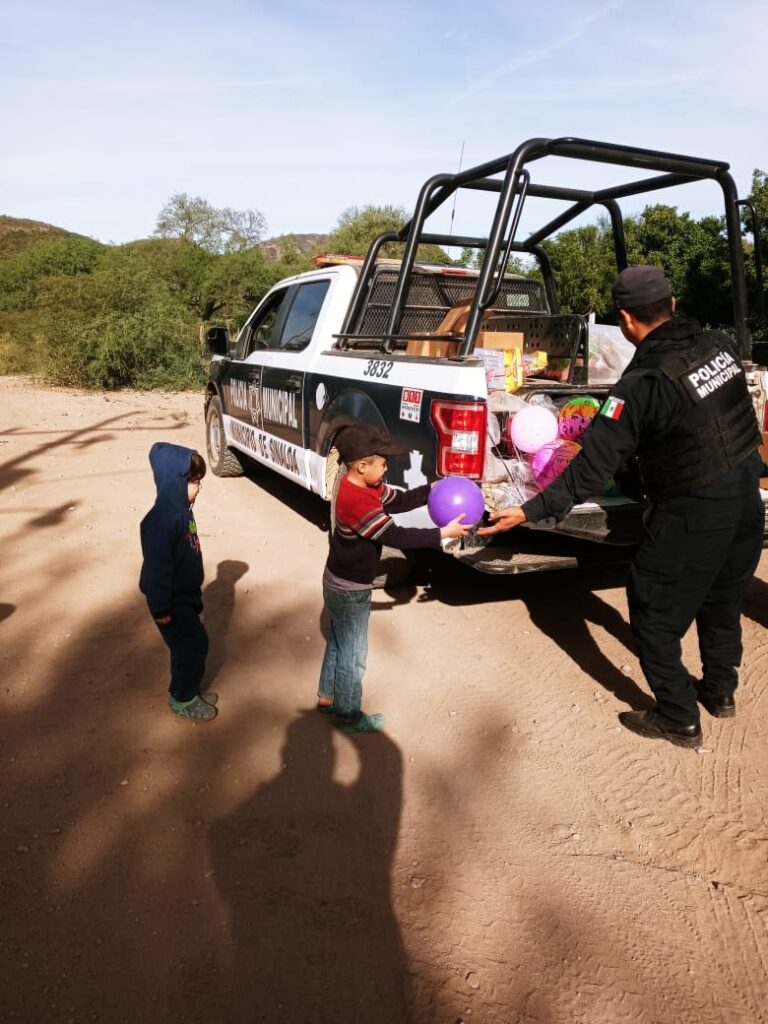 Policías entregando juguetes a niños
