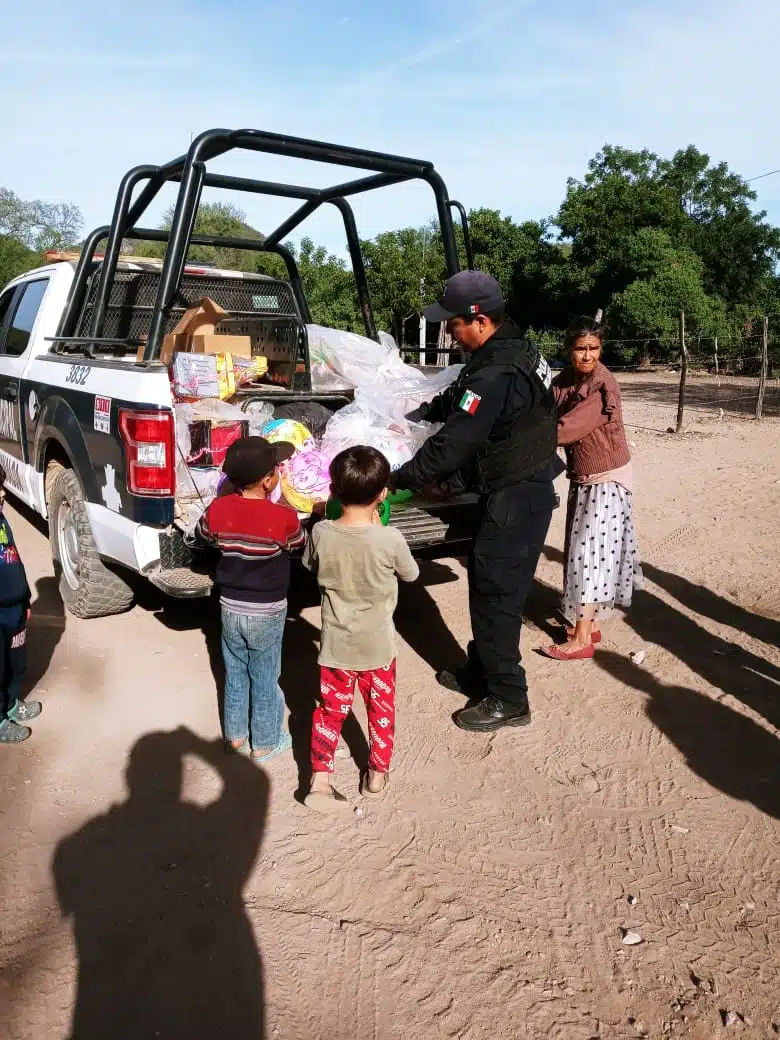 Policías entregando juguetes a niños