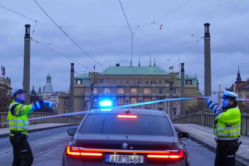 Agentes de policía tiroteo en el lugar del tiroteo en Praga