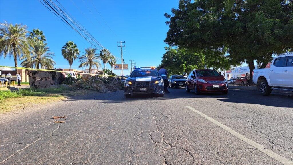 Policía de Culiacán en el sitio del accidente