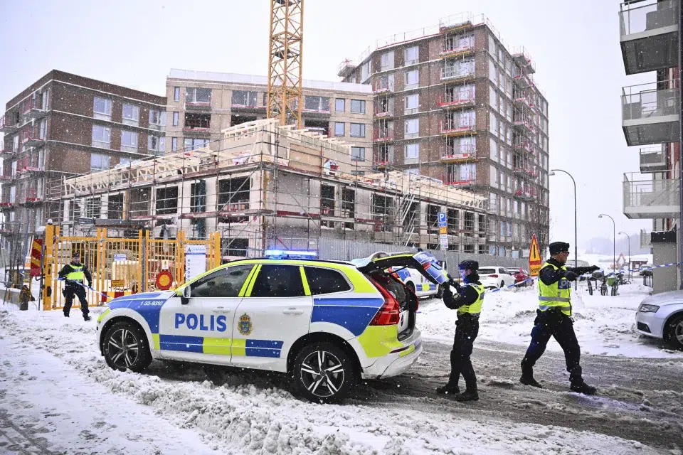 Policía sueca llega al lugar donde un ascensor de construcción se estrelló contra el suelo