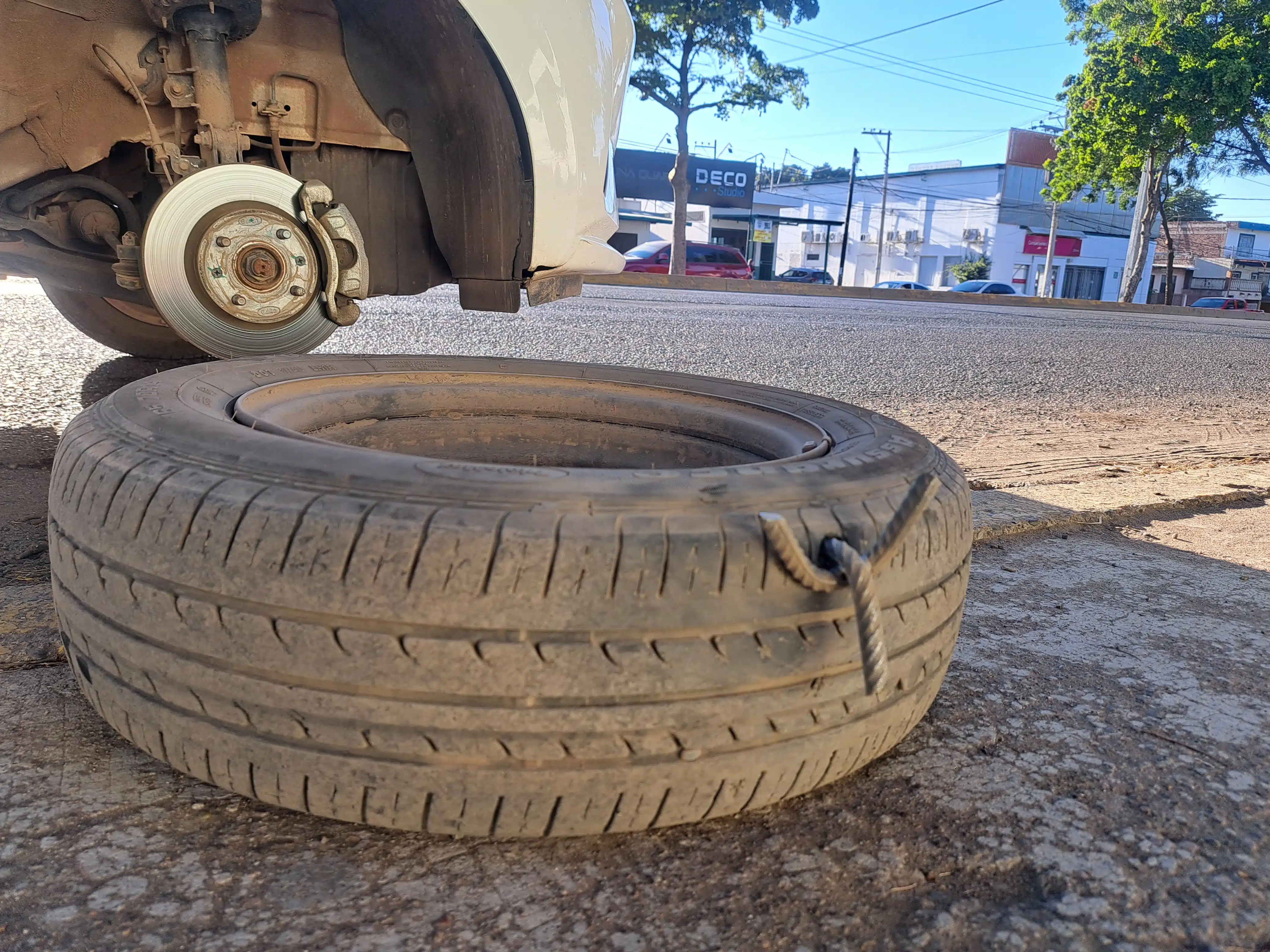 Artefactos conocidos como ponchallantas frente a la Novena Zona Militar de la ciudad de Culiacán