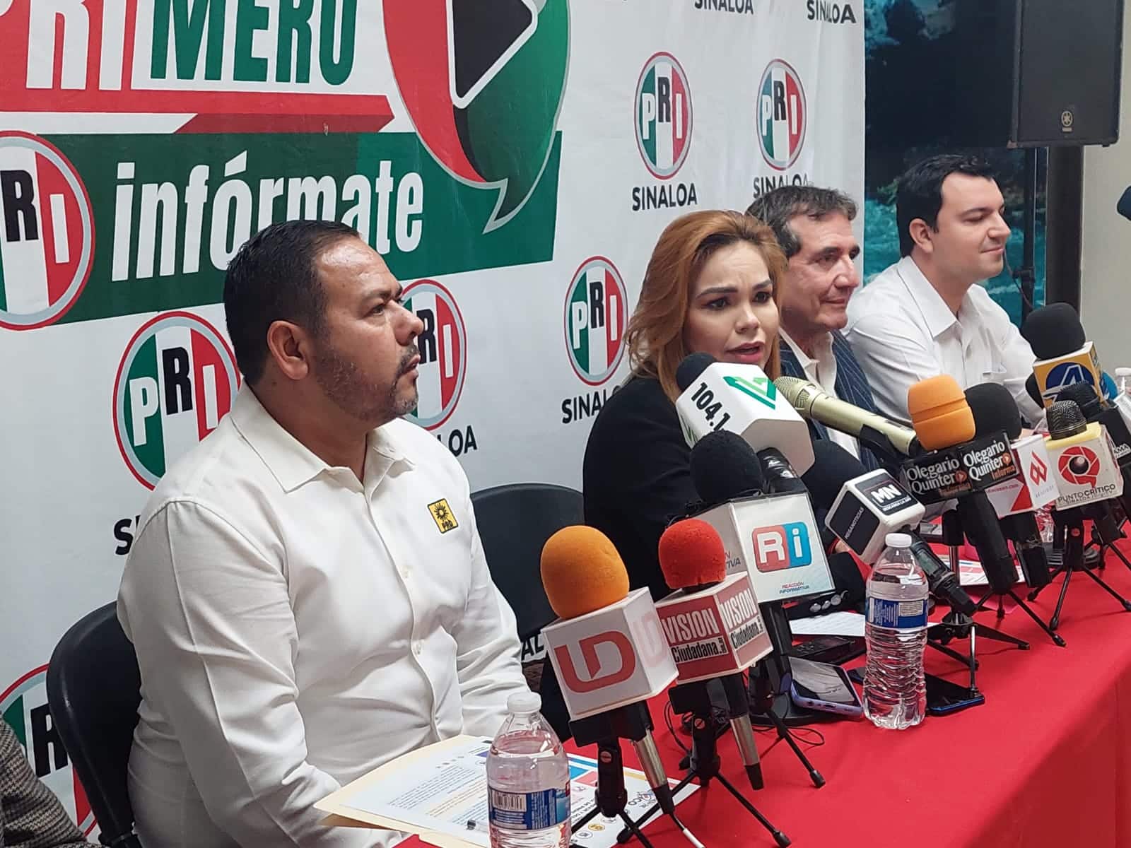 Simpatizantes del PRI, PAN en rueda de prensa.