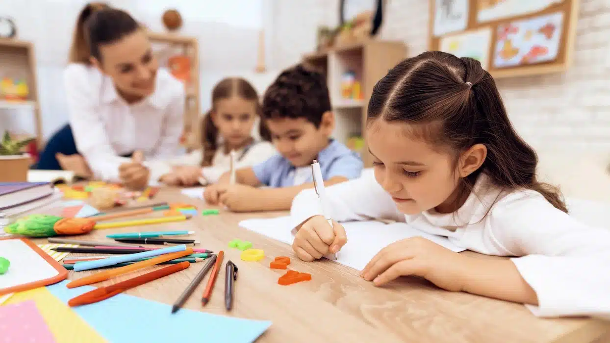 Niños dibujando