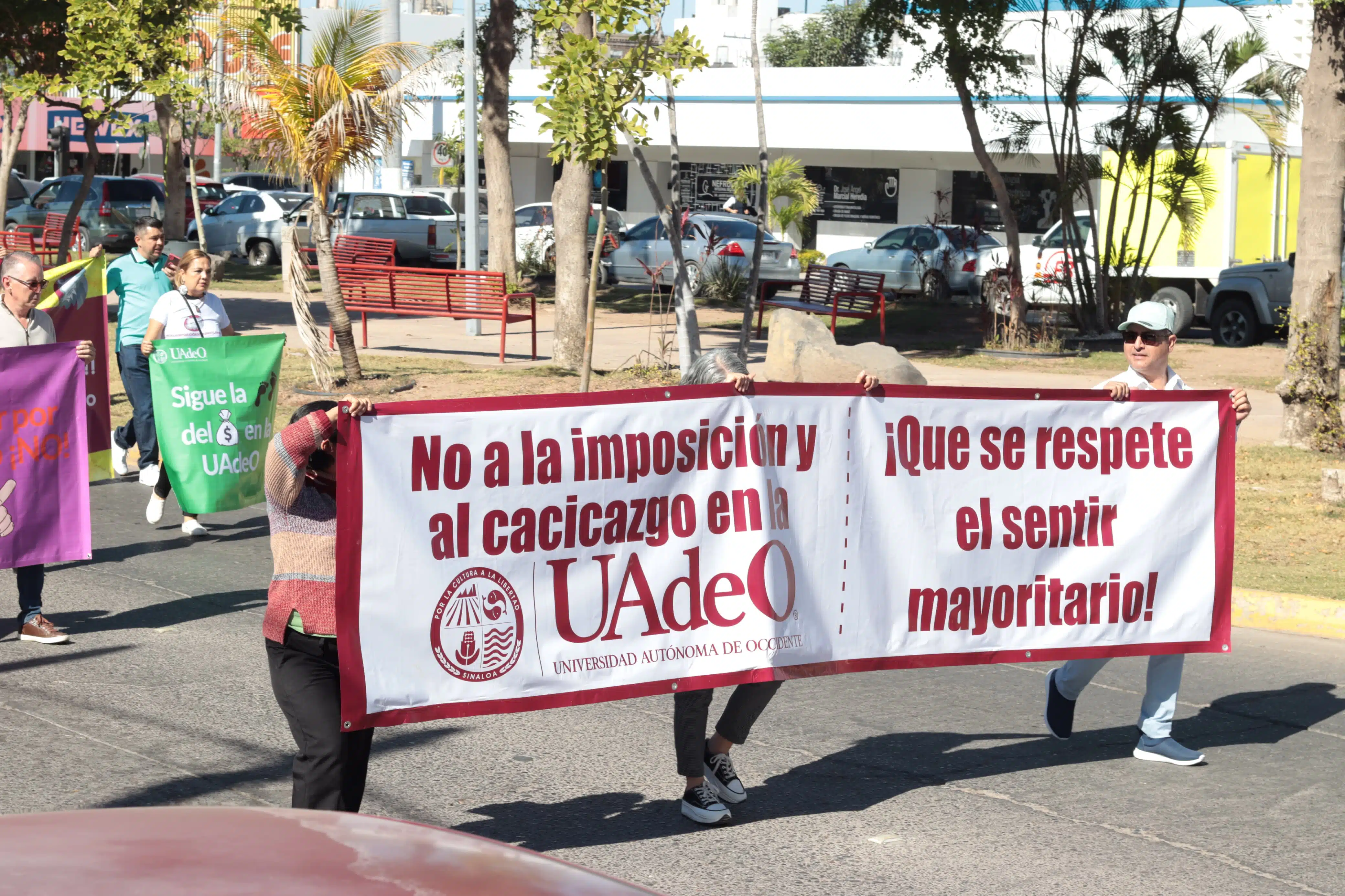 Trabajadores de la Universidad Autónoma de Occidente de Guasave y Los Mochis, salen a las calles a protestar.
