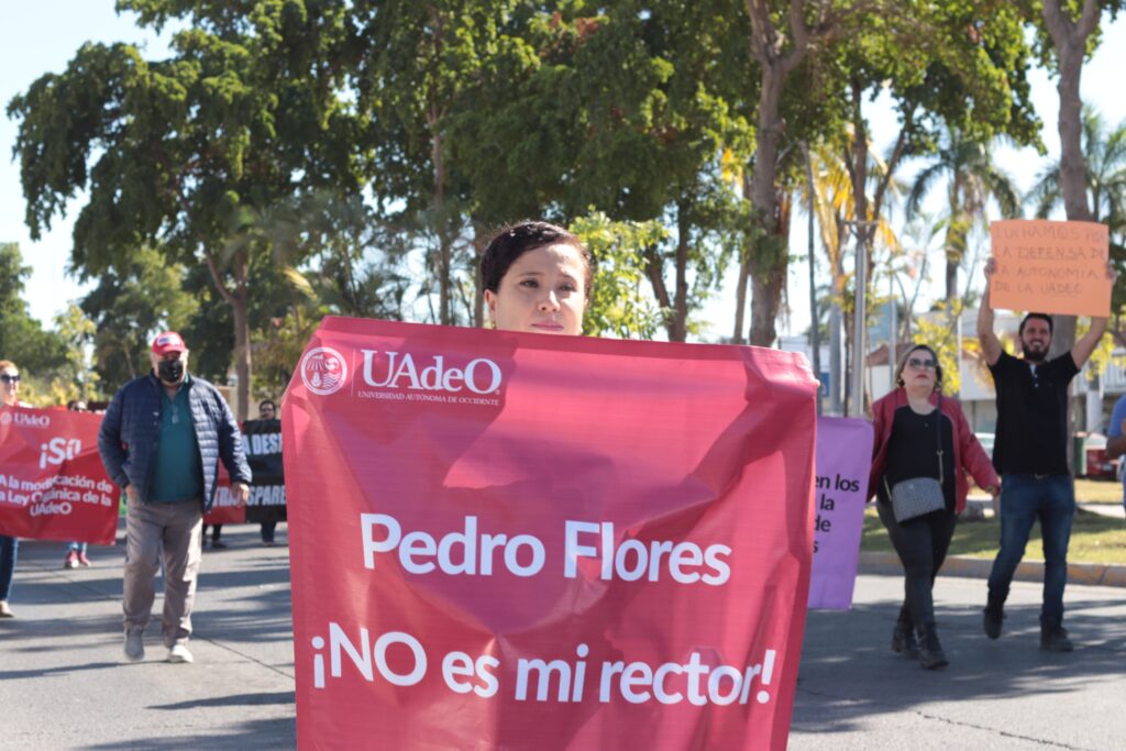 Trabajadores de la Universidad Autónoma de Occidente de Guasave y Los Mochis, salen a las calles a protestar.