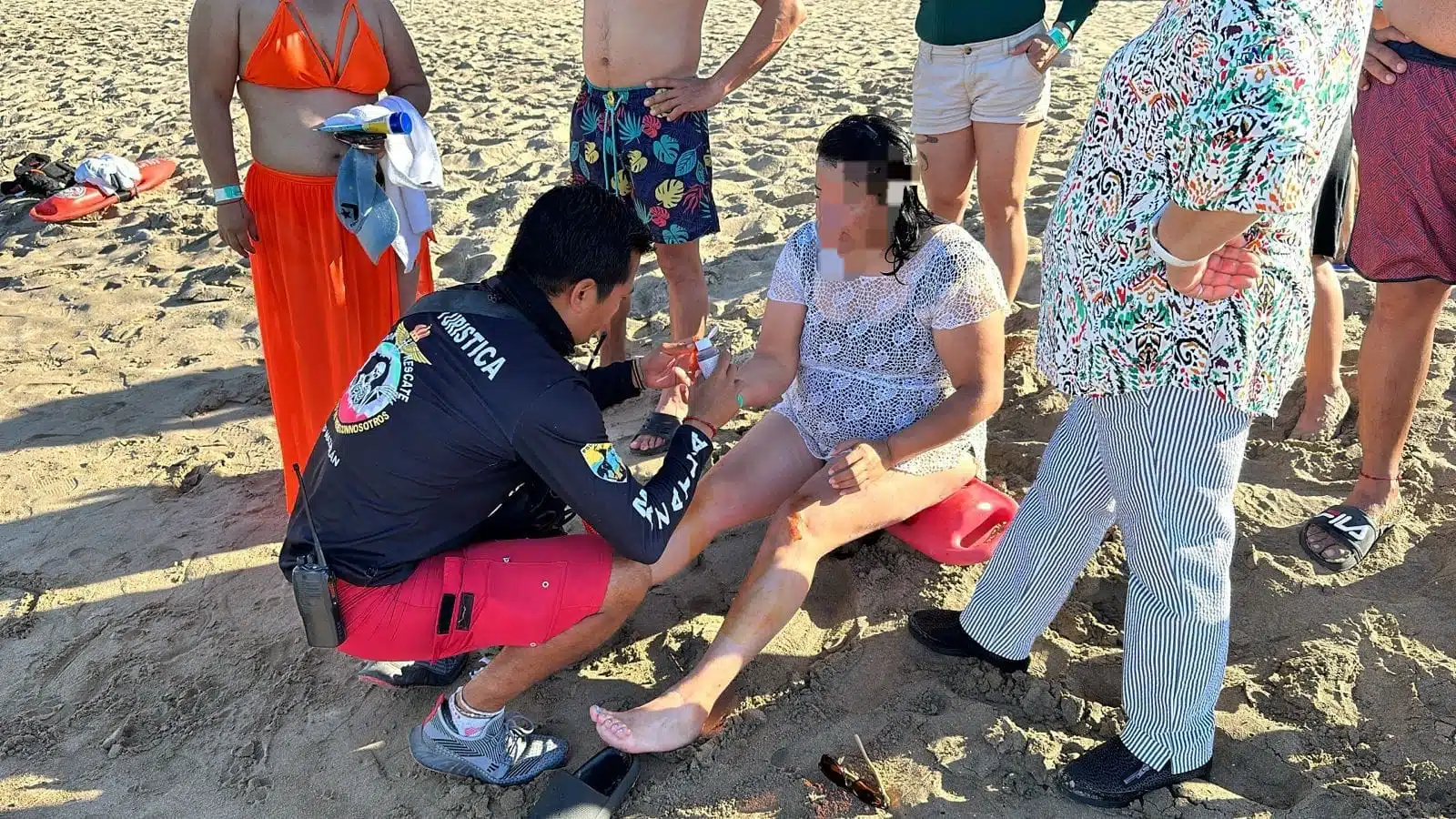 rescate de mujer en playa