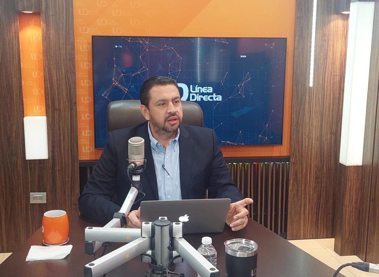 Ismael Bello Esquivel, titular del Servicio de Administración Tributaria del Estado de Sinaloa (Sates), en cabina de Línea Directa
