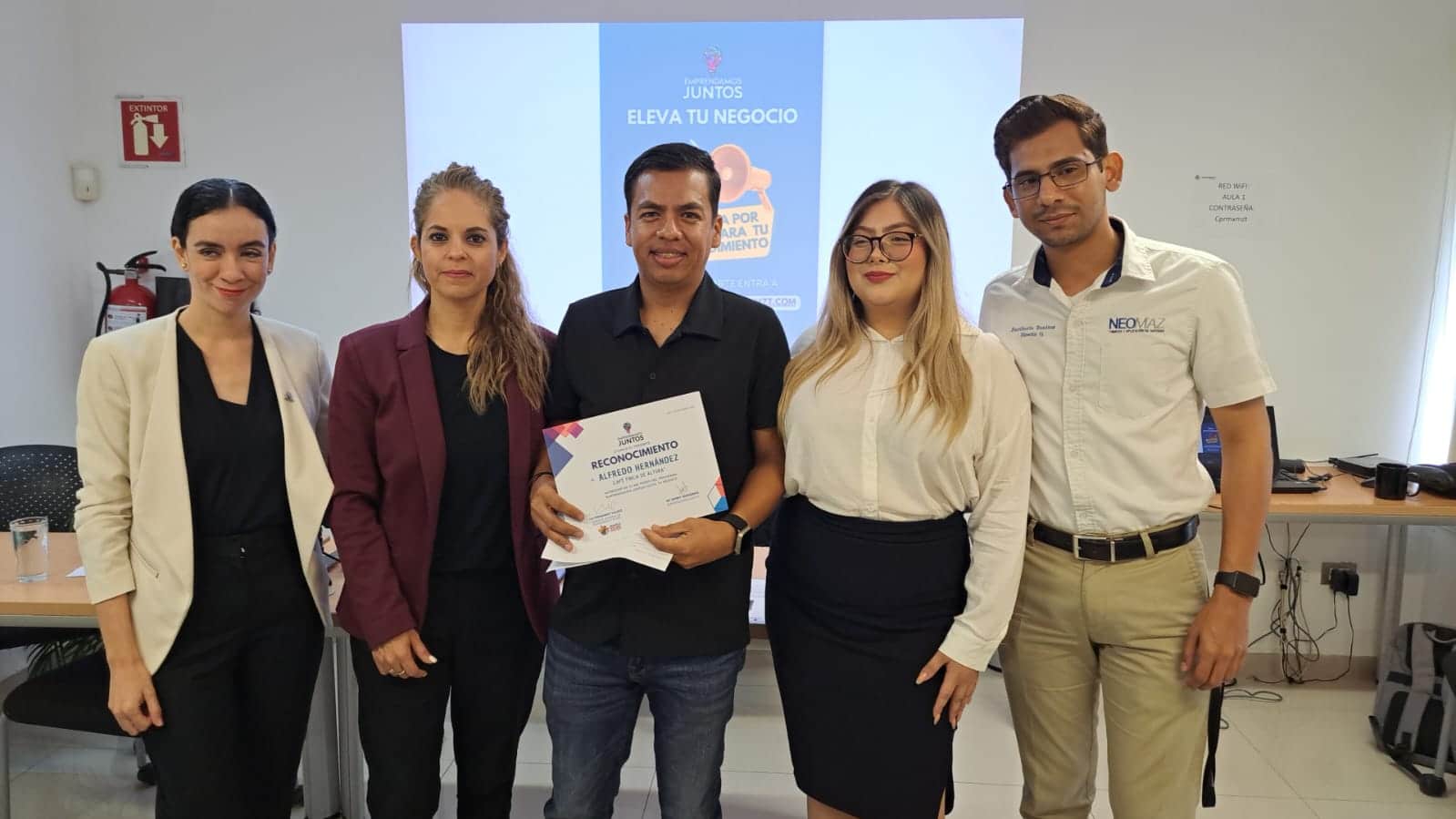 Comerciante recibe apoyo de programa “Emprendamos Juntos” de la Confederación Patronal de la República Mexicana Mazatlán.