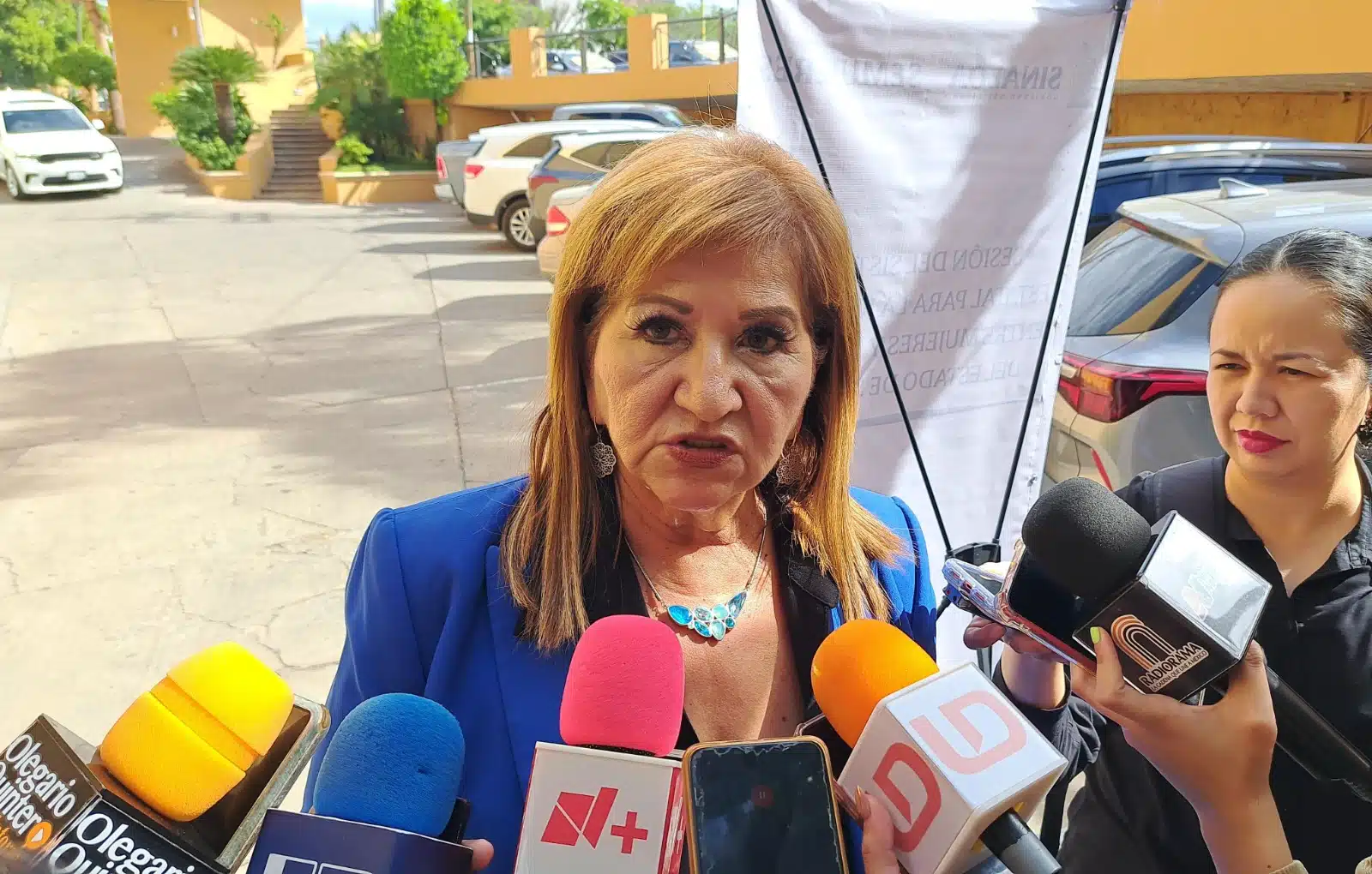 María Teresa Guerra Ochoa con medios de prensa