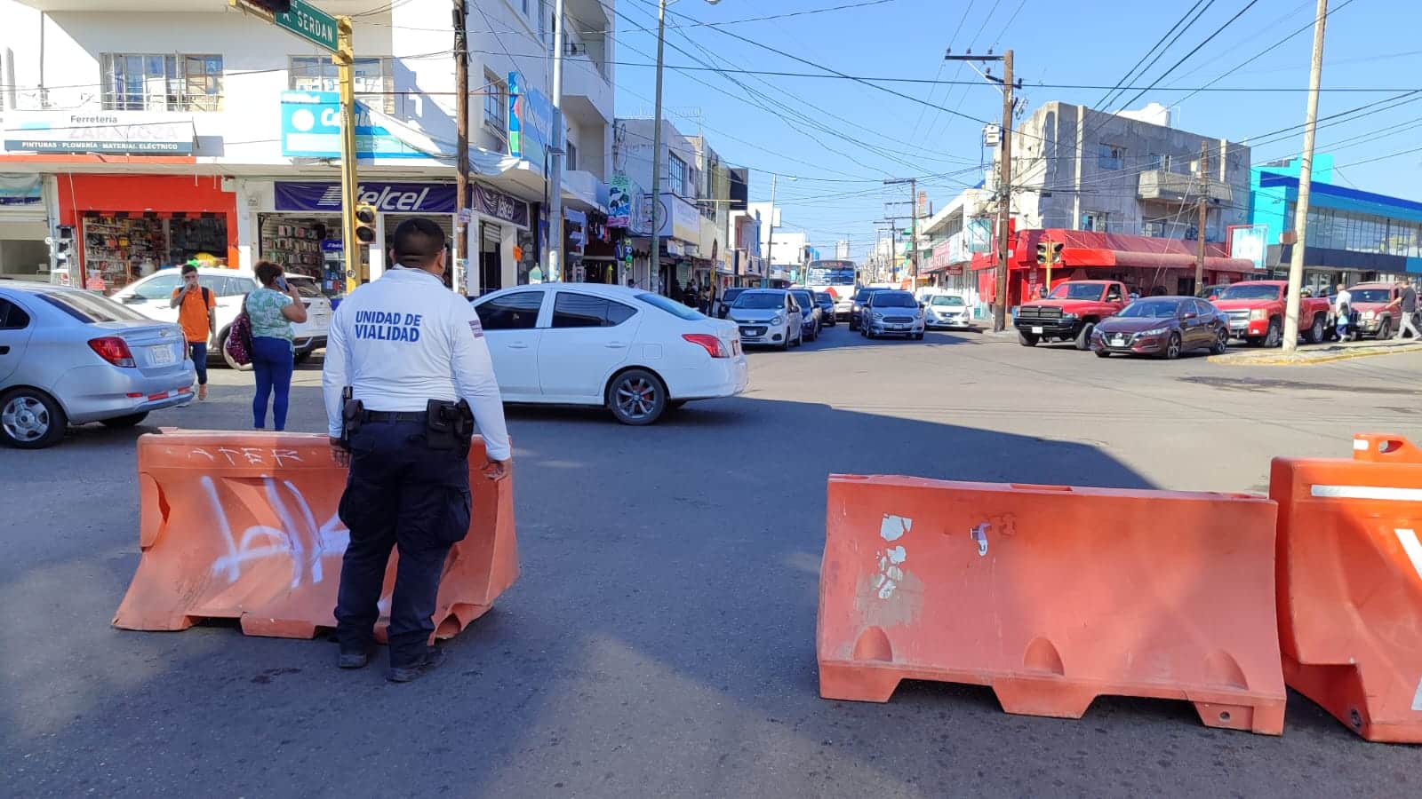 Agente de tránsito cierra una calle de Mazatlán