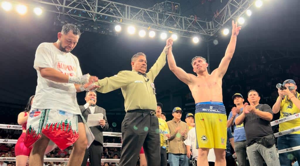Omar Chávez celebra su combate