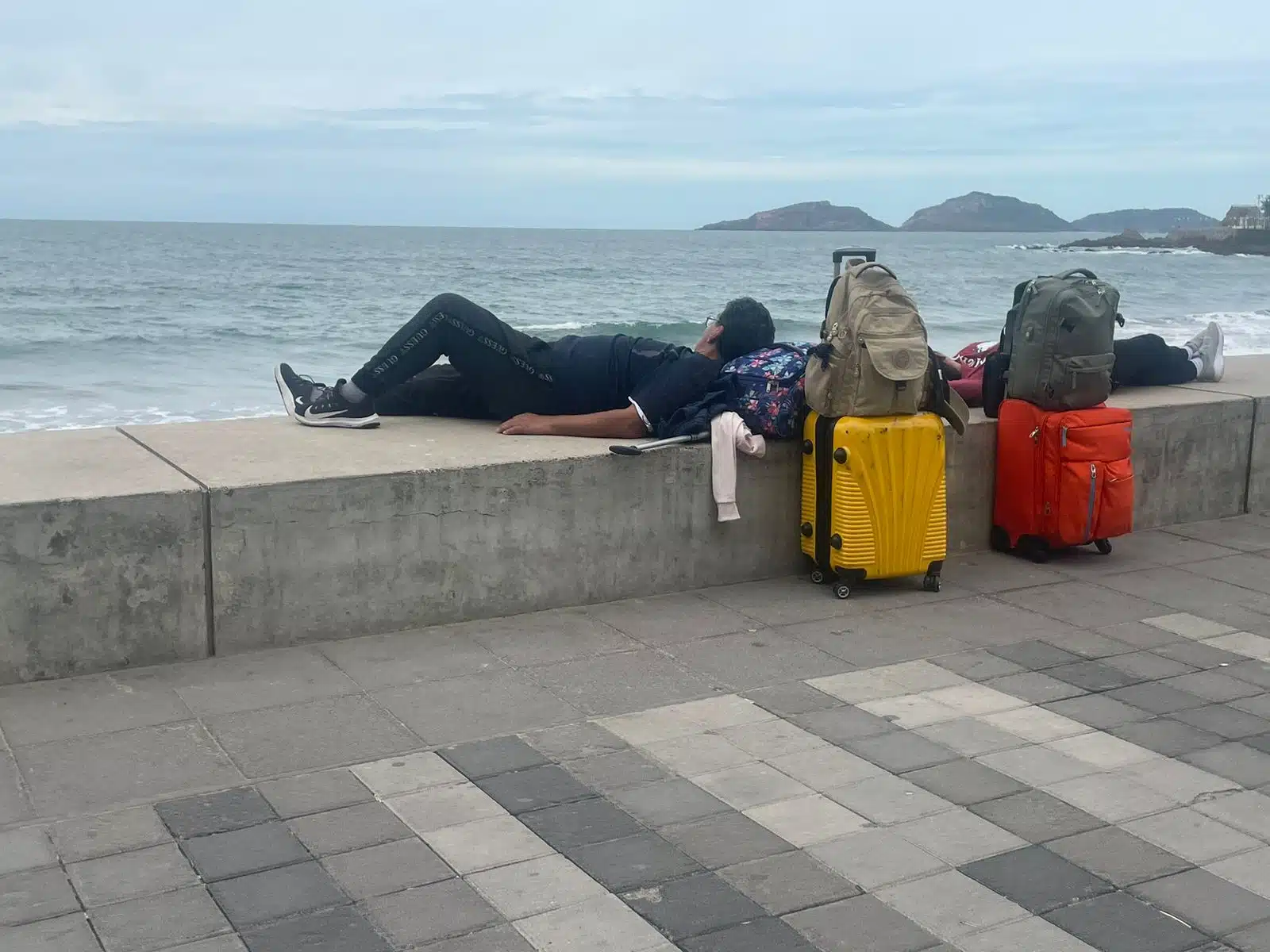 Turistas recostados en puerto de Mazatlán