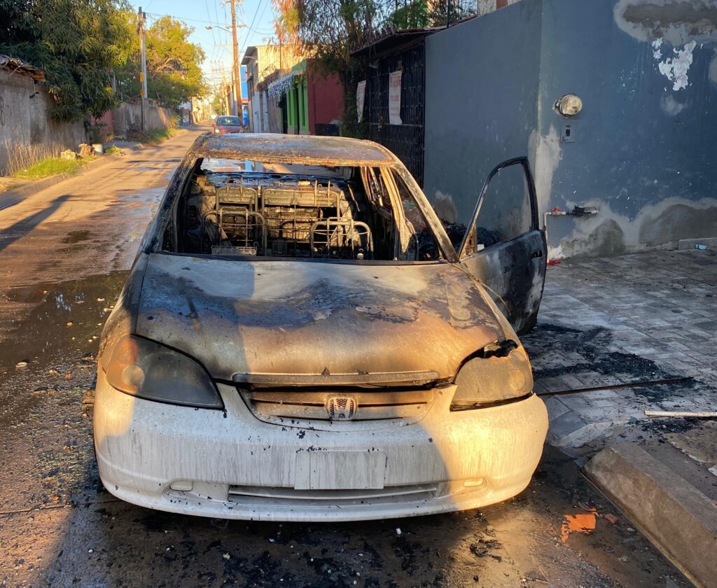 Vehículo que se incendio estacionado en el sector centro de Los Mochis