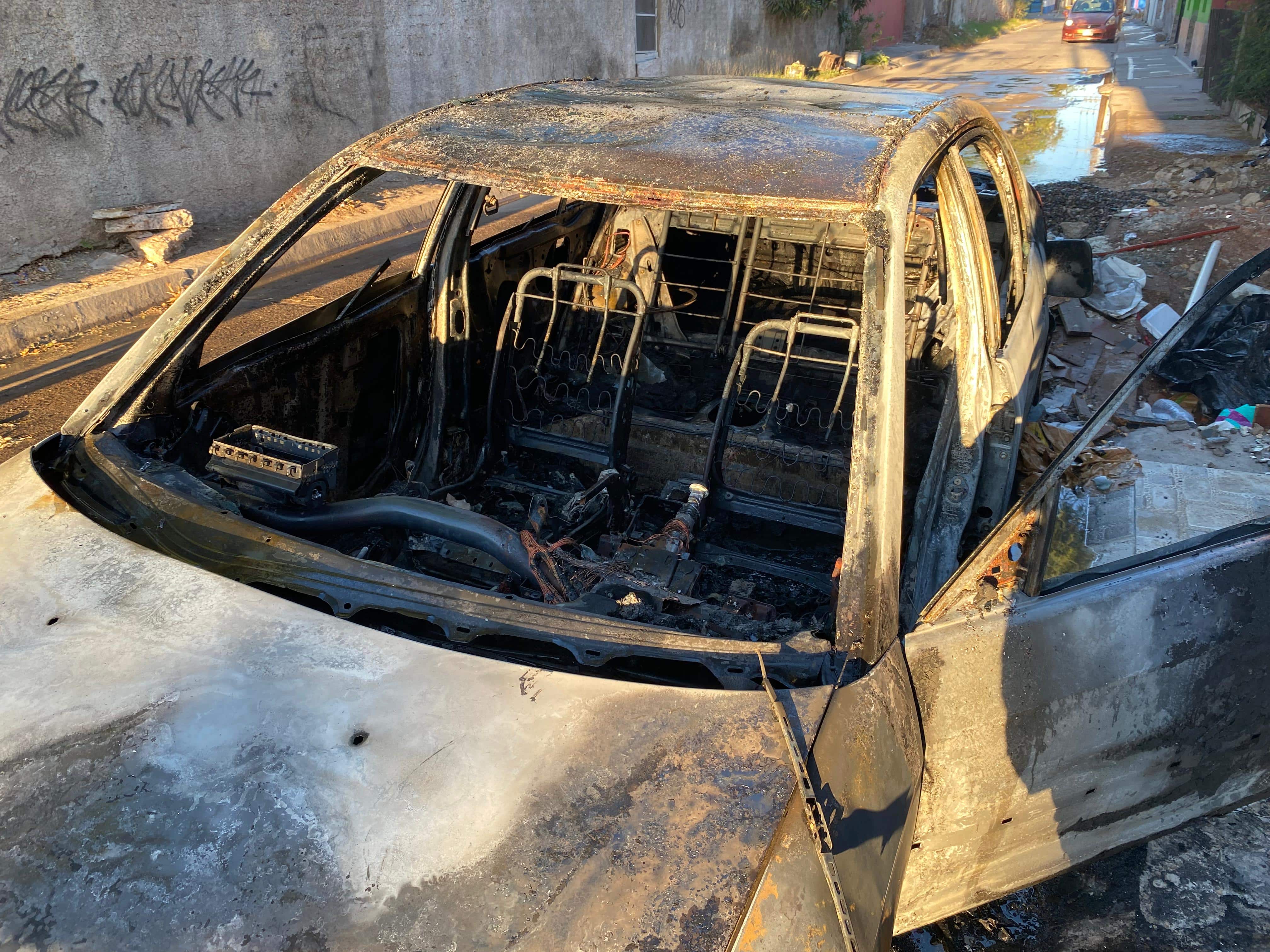 Vehículo que se incendio estacionado en el sector centro de Los Mochis