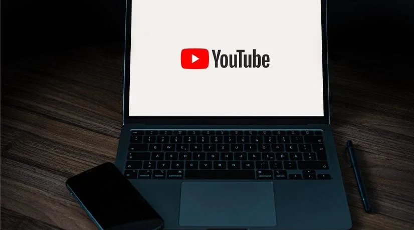 Pantalla de Youtube sobre una laptop