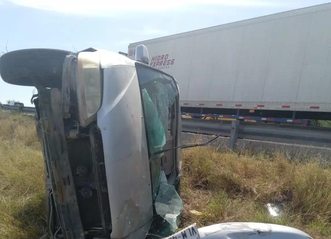 Mujer queda herida tras vde automóvil sobre la autopista Culiacán-Mazatlán