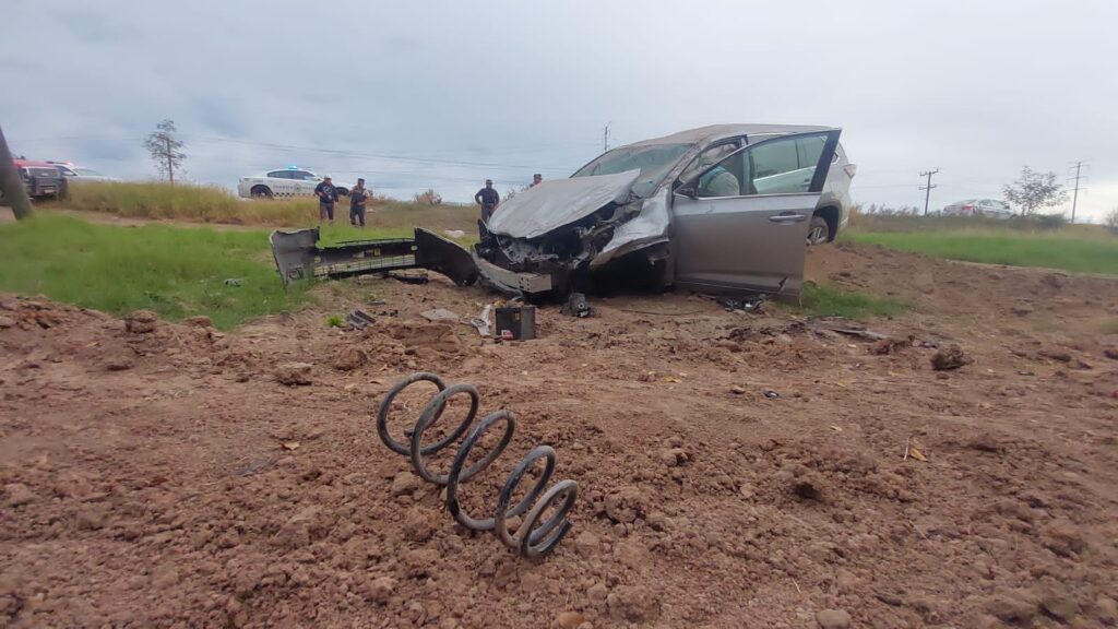 Daños del vehículo después del accidente sobre la carretera de la México 15