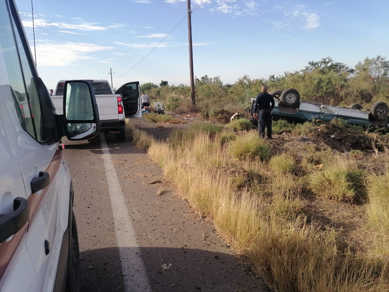 Guardia Nacional de la División Carreteras en la México-15 tras volcadura de camioneta