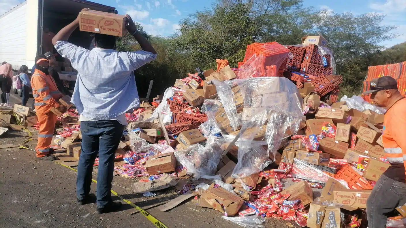 Volcadura de tráiler cargado con galletas